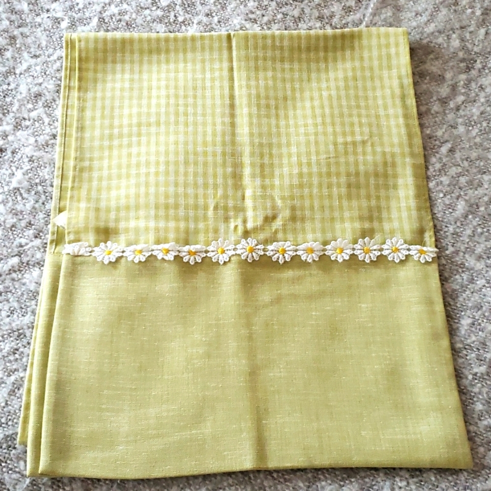 Saks by 5th Avenue table runner